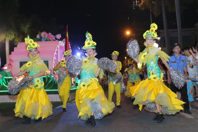 Đà Nẵng cuồng nhiệt trong Carnival đường phố DIFF 2019 tối 16/6 - Ảnh 9.