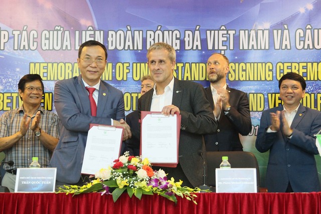 Bóng đá Việt Nam sẽ hợp tác đào tạo với đội bóng đứng thứ 6 của Bundesliga - Ảnh 1.
