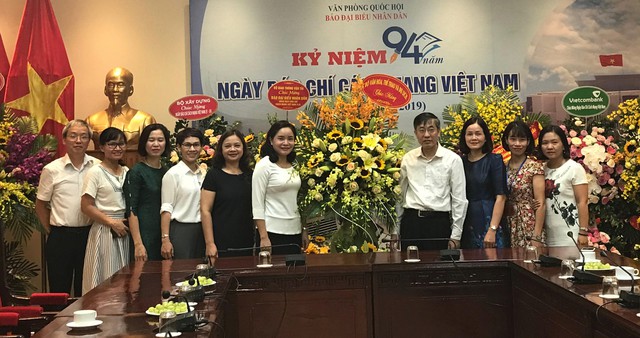 Thứ trưởng Trịnh Thị Thủy thăm và chúc mừng các cơ quan báo chí nhân Ngày Báo chí cách mạng Việt Nam - Ảnh 1.