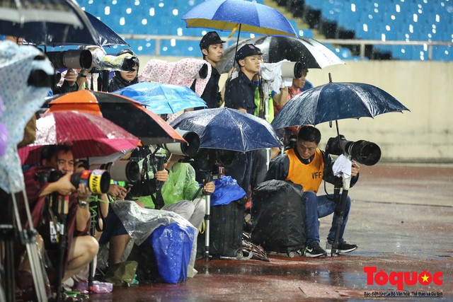 Phóng viên ảnh dầm mưa săn vàng cùng Thể thao Việt Nam - Ảnh 1.