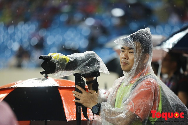 Phóng viên ảnh dầm mưa săn vàng cùng Thể thao Việt Nam - Ảnh 3.
