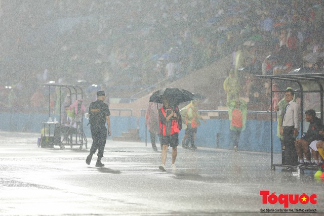 Phóng viên ảnh dầm mưa săn vàng cùng Thể thao Việt Nam - Ảnh 4.