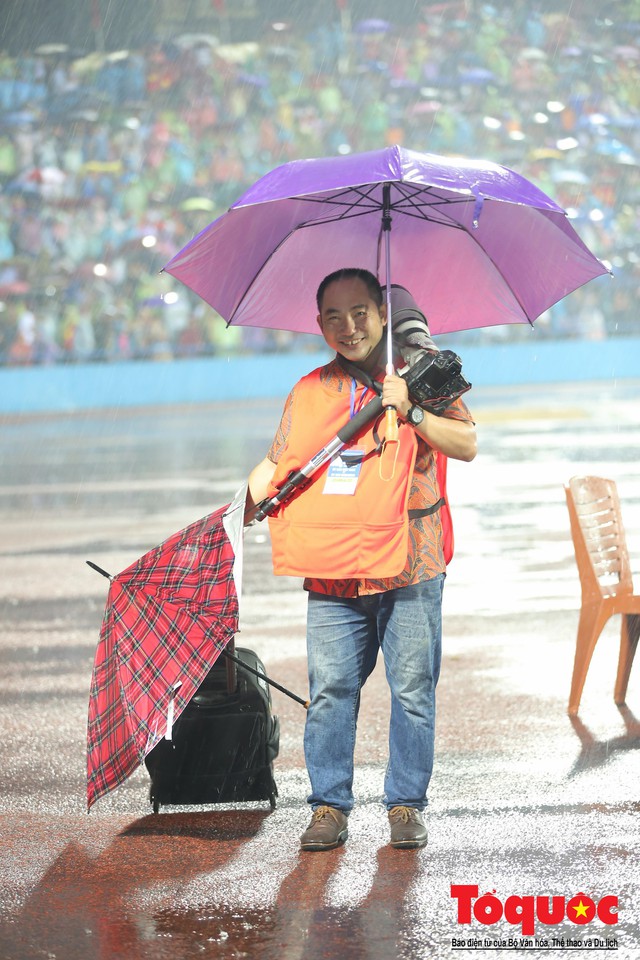 Phóng viên ảnh dầm mưa săn vàng cùng Thể thao Việt Nam - Ảnh 5.