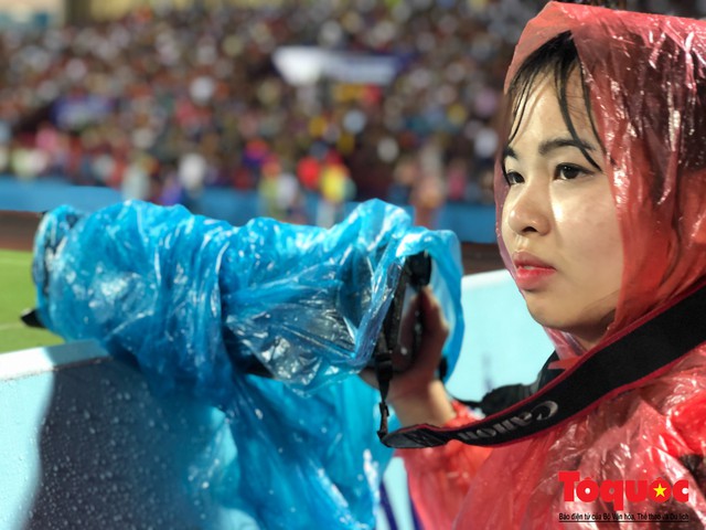 Phóng viên ảnh dầm mưa săn vàng cùng Thể thao Việt Nam - Ảnh 7.