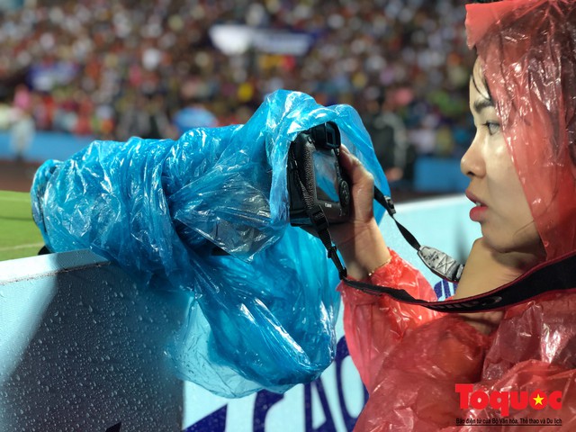 Phóng viên ảnh dầm mưa săn vàng cùng Thể thao Việt Nam - Ảnh 8.