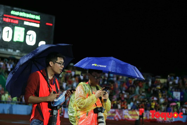 Phóng viên ảnh dầm mưa săn vàng cùng Thể thao Việt Nam - Ảnh 11.