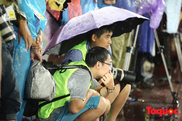 Phóng viên ảnh dầm mưa săn vàng cùng Thể thao Việt Nam - Ảnh 13.