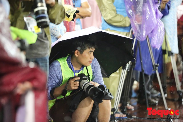 Phóng viên ảnh dầm mưa săn vàng cùng Thể thao Việt Nam - Ảnh 15.