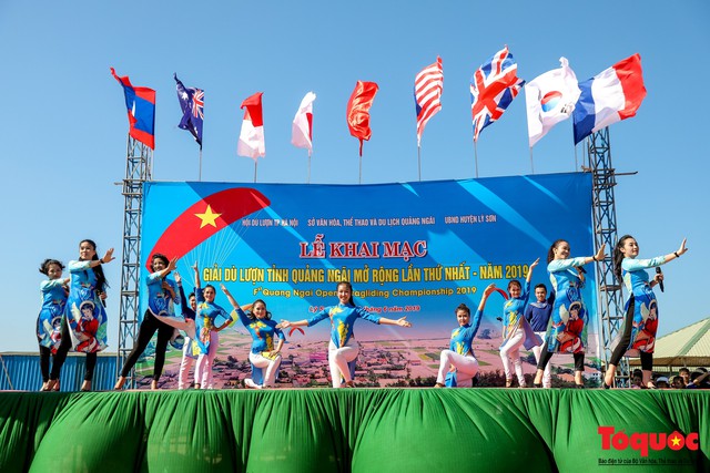 Khai mạc giải dù lượn Việt Nam mở rộng 2019: Phi công quốc tế phô diễn kỹ thuật trên bầu trời Lý Sơn - Ảnh 1.