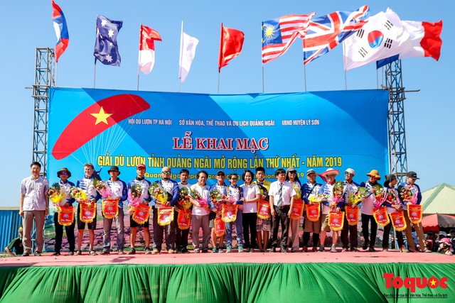 Khai mạc giải dù lượn Việt Nam mở rộng 2019: Phi công quốc tế phô diễn kỹ thuật trên bầu trời Lý Sơn - Ảnh 5.
