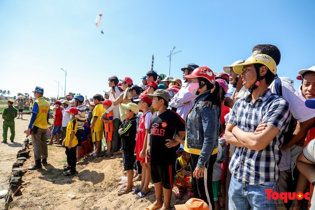 Khai mạc giải dù lượn Việt Nam mở rộng 2019: Phi công quốc tế phô diễn kỹ thuật trên bầu trời Lý Sơn - Ảnh 10.