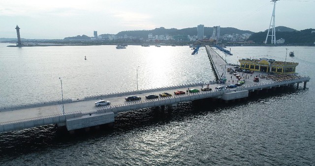 Dàn siêu xe trăm tỷ hội tụ tại Cảng tàu khách quốc tế Hạ Long - Ảnh 1.