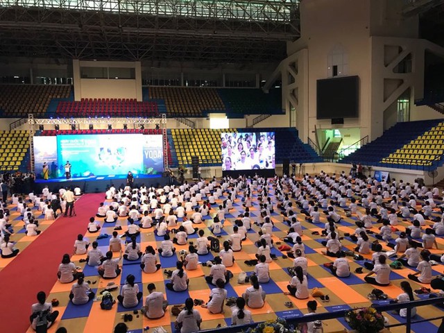 Gần 1.000 người dân Hà Nội tham gia đồng diễn hưởng ứng Ngày Quốc tế Yoga - Ảnh 3.