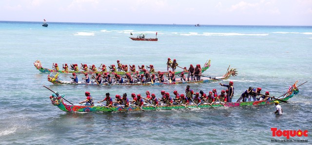 Hàng ngàn người dân đội nắng, lội nước đi xem lễ hội đua thuyền ở đảo Lý Sơn - Ảnh 1.
