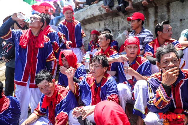 Hàng ngàn người dân đội nắng, lội nước đi xem lễ hội đua thuyền ở đảo Lý Sơn - Ảnh 7.