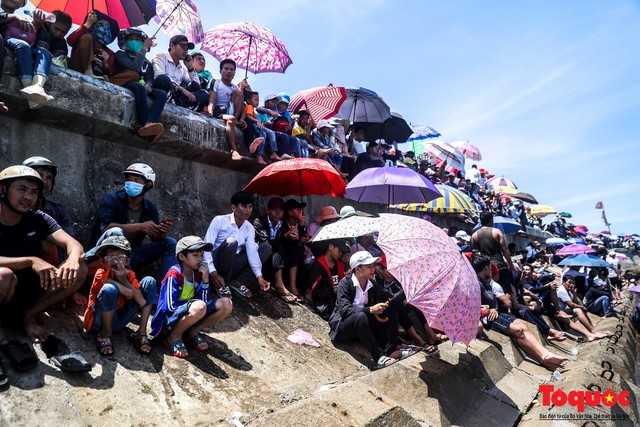 Hàng ngàn người dân đội nắng, lội nước đi xem lễ hội đua thuyền ở đảo Lý Sơn - Ảnh 4.