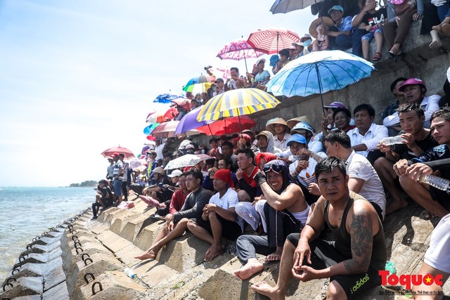 Hàng ngàn người dân đội nắng, lội nước đi xem lễ hội đua thuyền ở đảo Lý Sơn - Ảnh 3.
