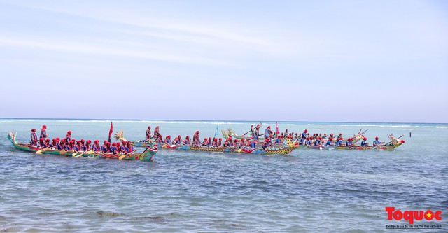 Hàng ngàn người dân đội nắng, lội nước đi xem lễ hội đua thuyền ở đảo Lý Sơn - Ảnh 2.