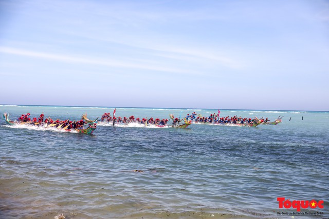 Hàng ngàn người dân đội nắng, lội nước đi xem lễ hội đua thuyền ở đảo Lý Sơn - Ảnh 8.