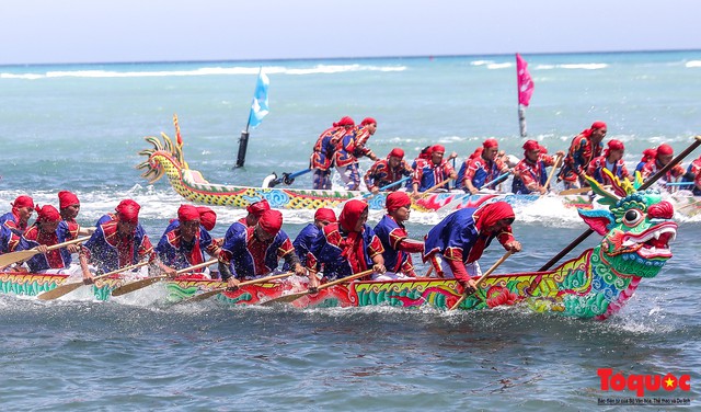 Hàng ngàn người dân đội nắng, lội nước đi xem lễ hội đua thuyền ở đảo Lý Sơn - Ảnh 9.