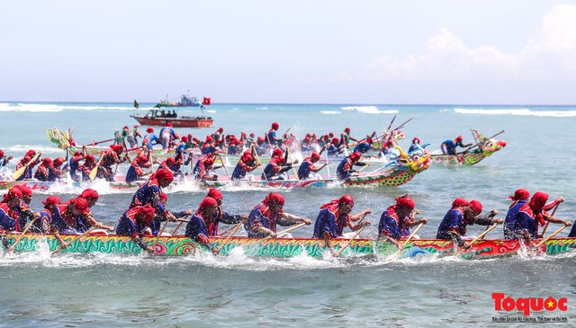 Hàng ngàn người dân đội nắng, lội nước đi xem lễ hội đua thuyền ở đảo Lý Sơn - Ảnh 10.