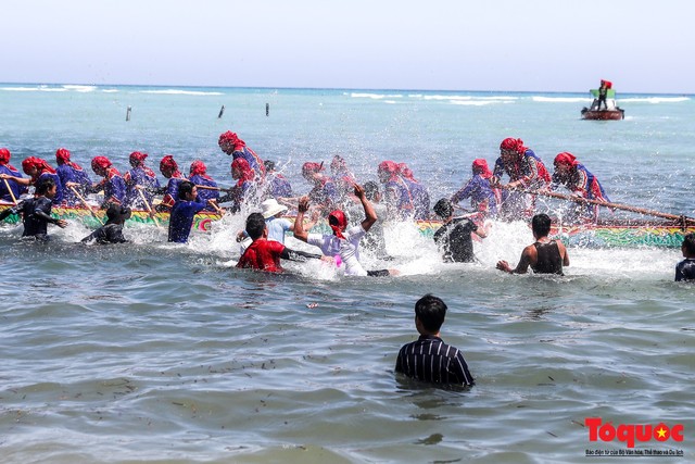 Hàng ngàn người dân đội nắng, lội nước đi xem lễ hội đua thuyền ở đảo Lý Sơn - Ảnh 12.