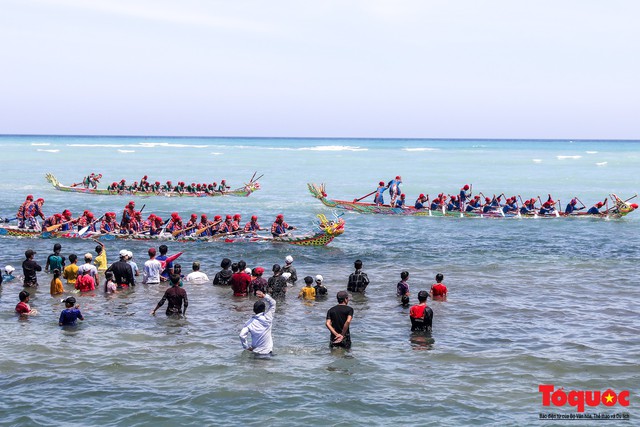 Hàng ngàn người dân đội nắng, lội nước đi xem lễ hội đua thuyền ở đảo Lý Sơn - Ảnh 11.