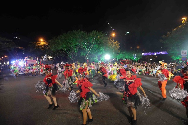 Đà Nẵng bùng nổ với các vũ điệu carnival đường phố tối 23/6 - Ảnh 1.