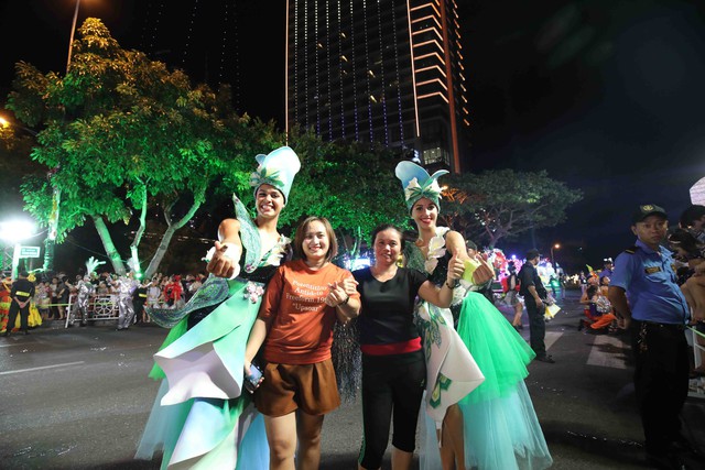 Đà Nẵng bùng nổ với các vũ điệu carnival đường phố tối 23/6 - Ảnh 9.