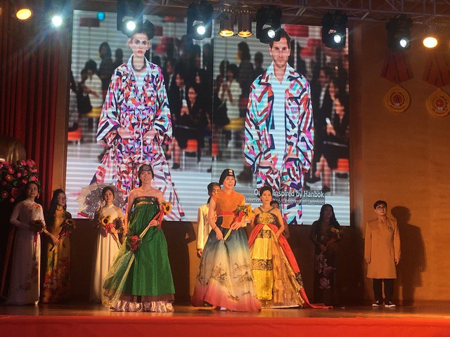 Màn trình diễn đan xen Áo dài – Hanbok quảng bá văn hóa Việt Nam và Hàn Quốc - Ảnh 1.