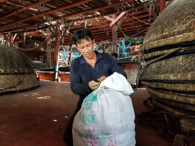 Phương thức xuất khẩu thay đổi, hàng trăm tấn mực khô của ngư dân Quảng Nam kẹt đường sang Trung Quốc - Ảnh 1.