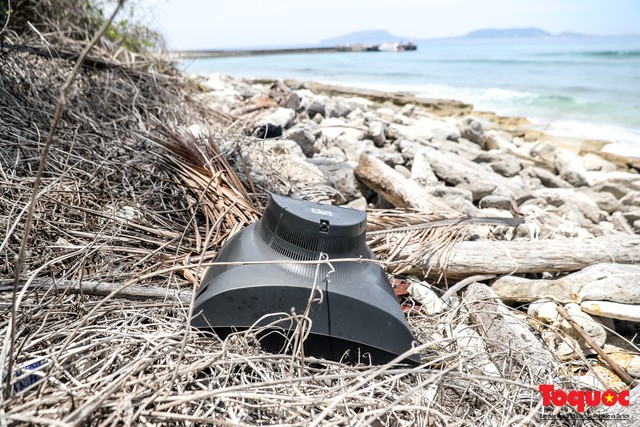 Bờ biển Lý Sơn vẫn ngập rác thải sau nhiều năm nỗ lực xử lý - Ảnh 9.