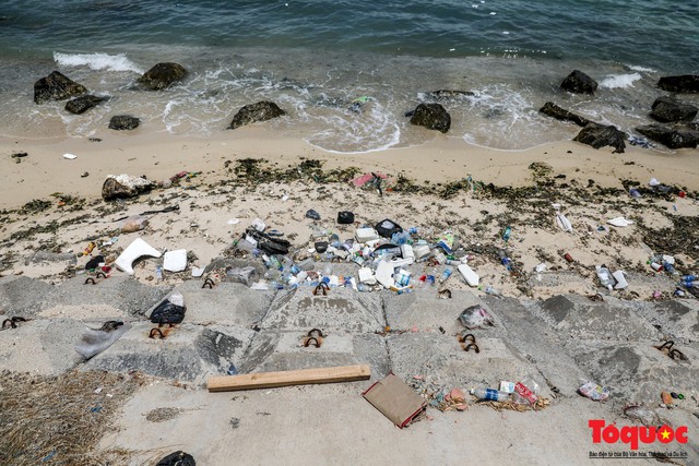 Bờ biển Lý Sơn vẫn ngập rác thải sau nhiều năm nỗ lực xử lý - Ảnh 4.