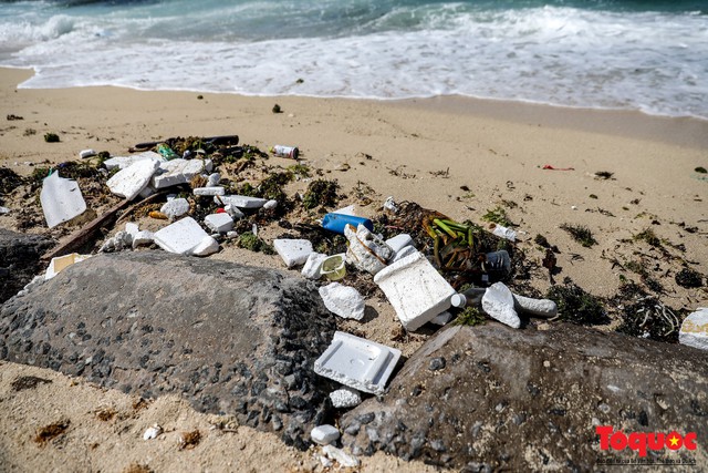 Bờ biển Lý Sơn vẫn ngập rác thải sau nhiều năm nỗ lực xử lý - Ảnh 12.