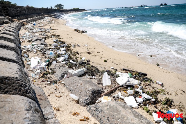 Bờ biển Lý Sơn vẫn ngập rác thải sau nhiều năm nỗ lực xử lý - Ảnh 1.