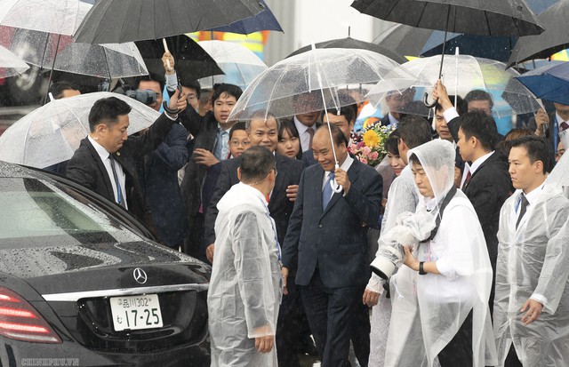 Thủ tướng đến thành phố Osaka, bắt đầu chuyến tham dự Hội nghị Thượng đỉnh G20 và thăm Nhật Bản - Ảnh 2.