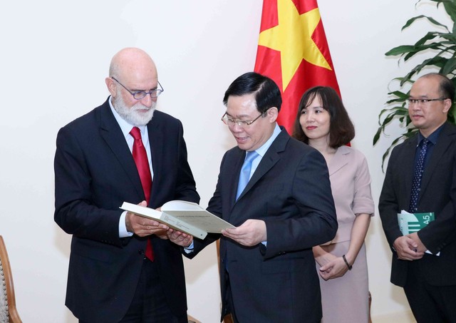 Phó Thủ tướng Vương Đình Huệ tiếp chuyên gia kinh tế nông nghiệp hàng đầu thế giới   - Ảnh 1.