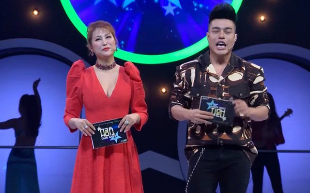 Phi Thanh Vân lần đầu làm MC đã gây phản cảm khi vén áo người chơi đòi xem cơ bụng trong gameshow - Ảnh 1.