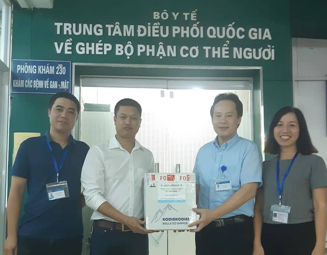 Món quà đặc biệt: Bác sĩ Mỹ tặng 10 giác mạc cho bệnh nhân Việt Nam - Ảnh 2.