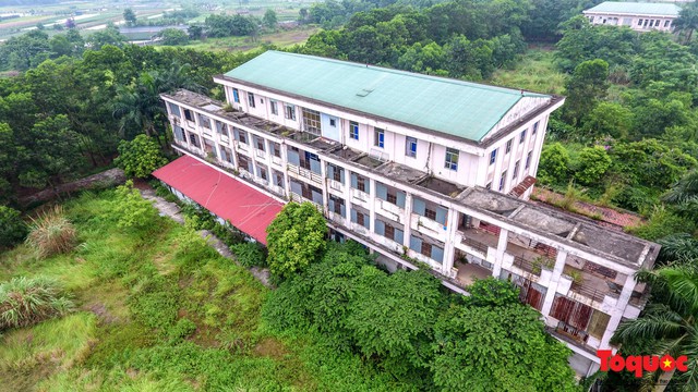 Khung cảnh hoang tàn của bệnh viện 1000 giường bị bỏ hoang ở Hà Nội - Ảnh 2.
