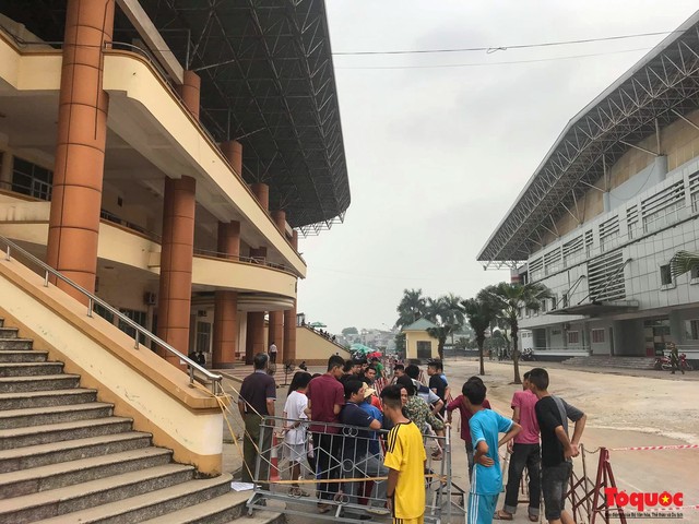 Hàng trăm người xếp hàng từ sớm để mua vé xem U23 Việt Nam - Ảnh 8.