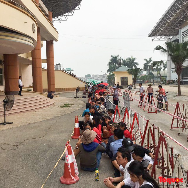 Hàng trăm người xếp hàng từ sớm để mua vé xem U23 Việt Nam - Ảnh 2.