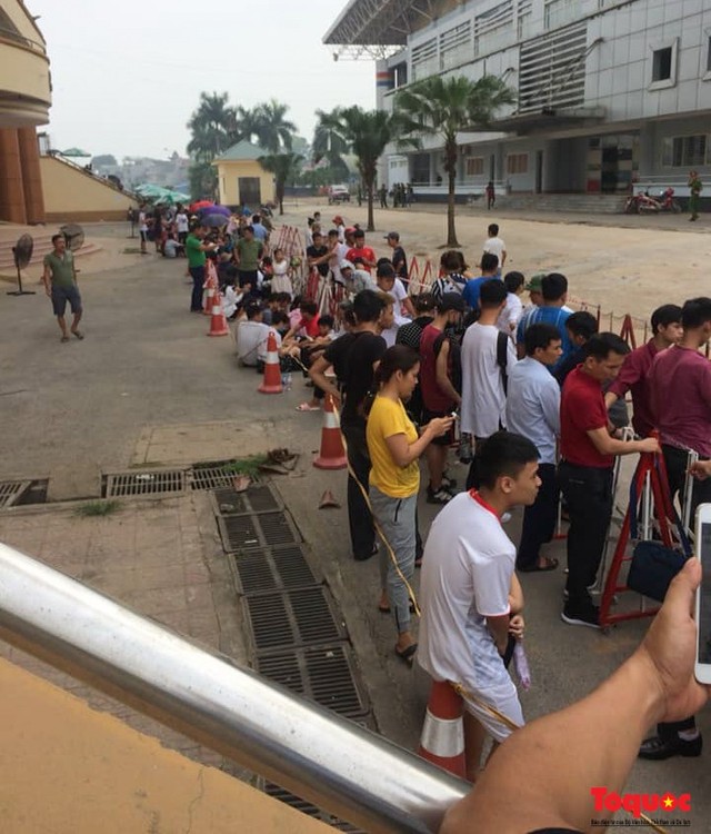 Hàng trăm người xếp hàng từ sớm để mua vé xem U23 Việt Nam - Ảnh 7.