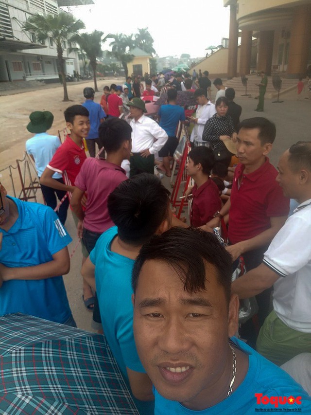Hàng trăm người xếp hàng từ sớm để mua vé xem U23 Việt Nam - Ảnh 4.