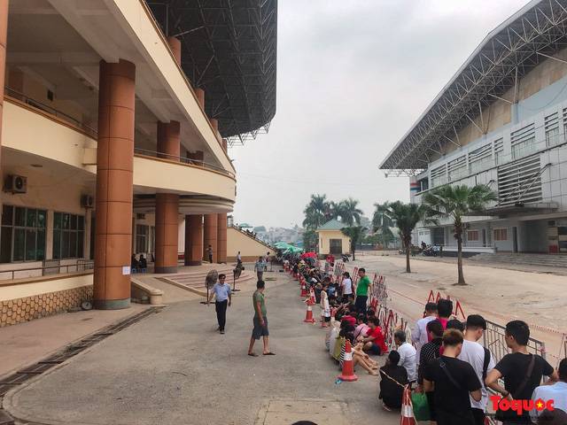 Hàng trăm người xếp hàng từ sớm để mua vé xem U23 Việt Nam - Ảnh 1.