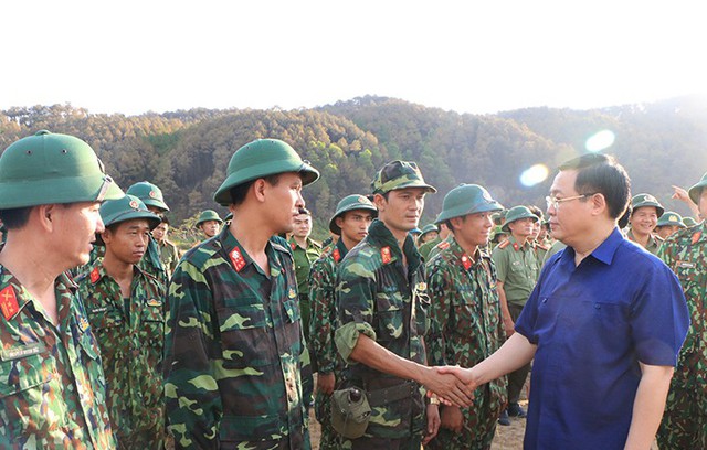 Phó Thủ tướng Vương Đình Huệ thị sát, chỉ đạo chữa cháy rừng Hà Tĩnh  - Ảnh 3.