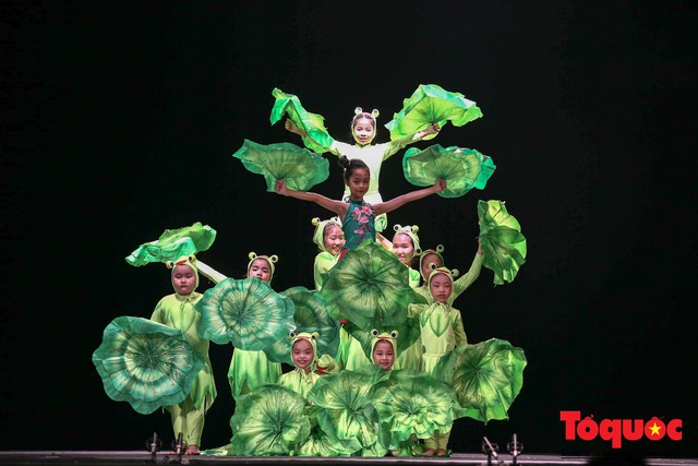 Gần 100 vũ công nhí biến hóa kì ảo trong “Sắc Màu Tuổi Thơ” - Ảnh 15.