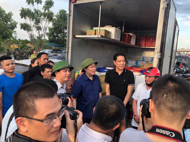 Phó Thủ tướng Vương Đình Huệ thị sát, chỉ đạo chữa cháy rừng Hà Tĩnh  - Ảnh 2.