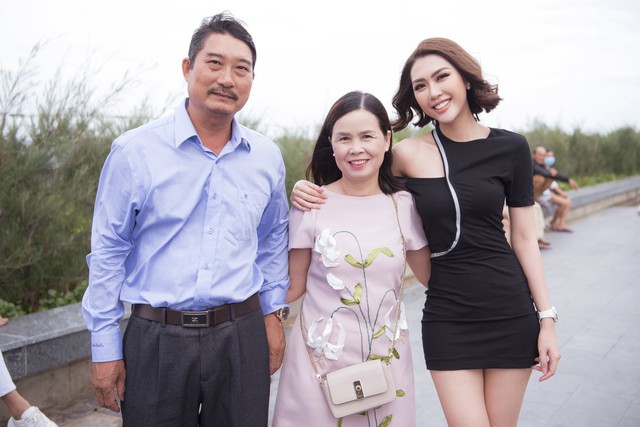 Hoa hậu Tường Linh và mẹ mặc váy tái chế kêu gọi bảo vệ môi trường - Ảnh 1.