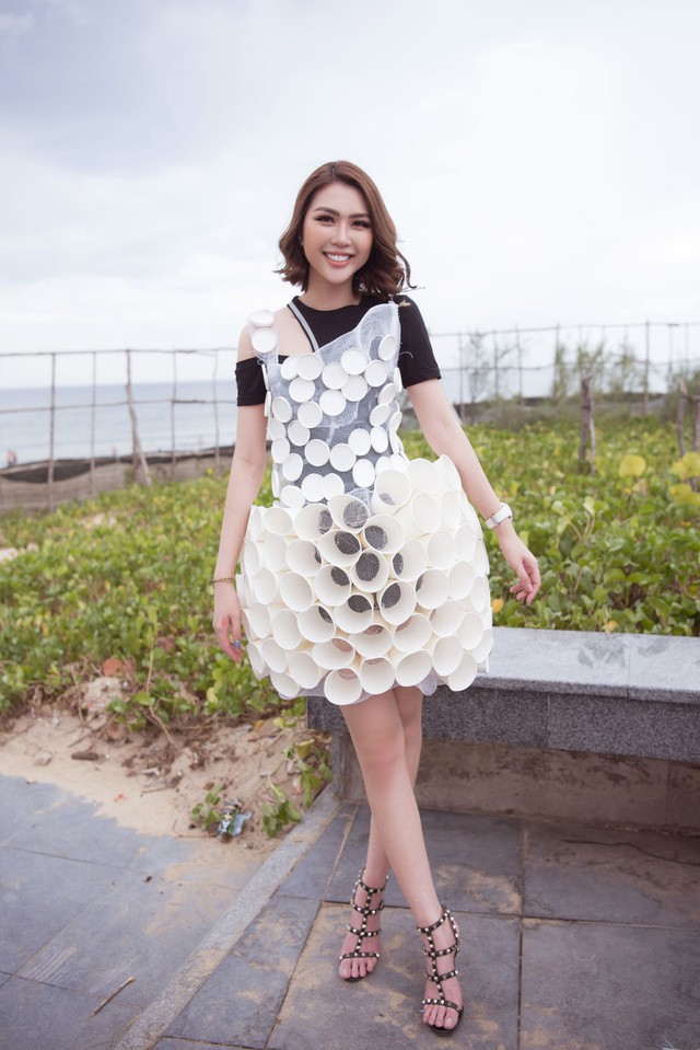 Hoa hậu Tường Linh và mẹ mặc váy tái chế kêu gọi bảo vệ môi trường - Ảnh 4.
